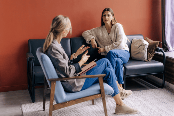 Client and therapist having a calm first session, illustrating what to expect when starting anxiety therapy and a supportive conversation environment